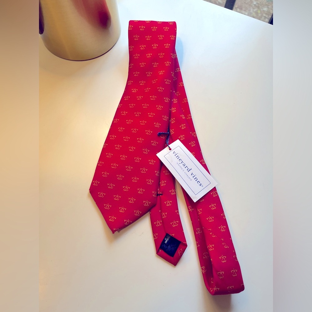 Red vineyard vines tie